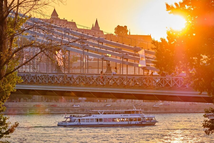 Budapest: By Night Sightseeing Cruise with Welcome Drink - Staying warm, comfortable, and ready for photographs