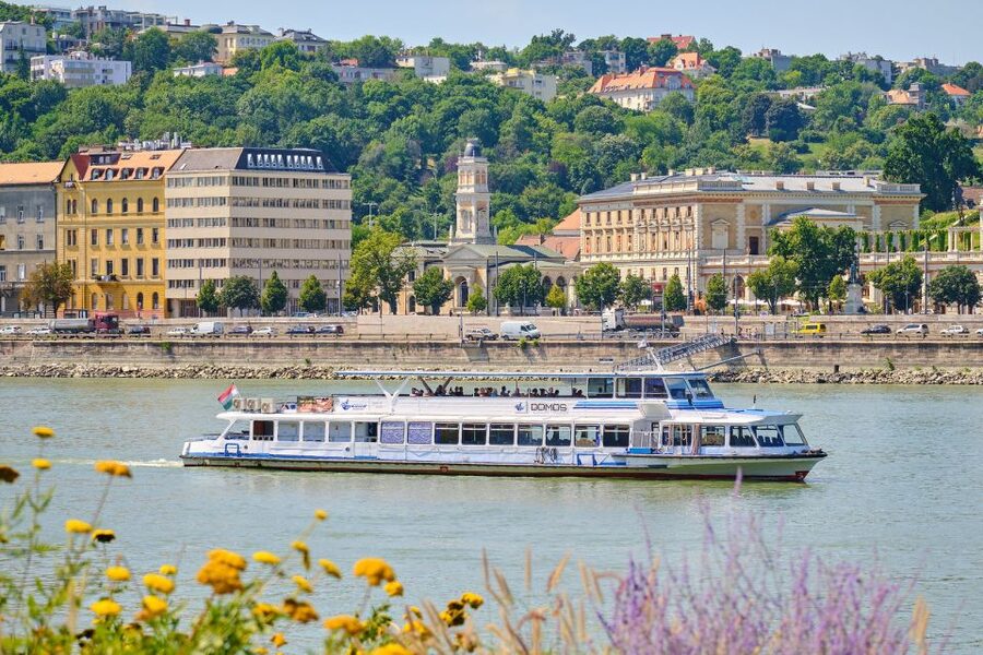 Budapest: By Night Sightseeing Cruise with Welcome Drink - Who gets the most from this cruise?