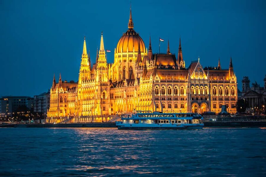 Budapest: By Night Sightseeing Cruise with Welcome Drink - Finding the dock at Vigadó Square