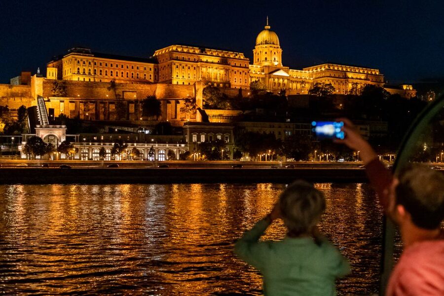 Budapest: Candlelit Dinner River Cruise with Live Music - Key points to know before booking