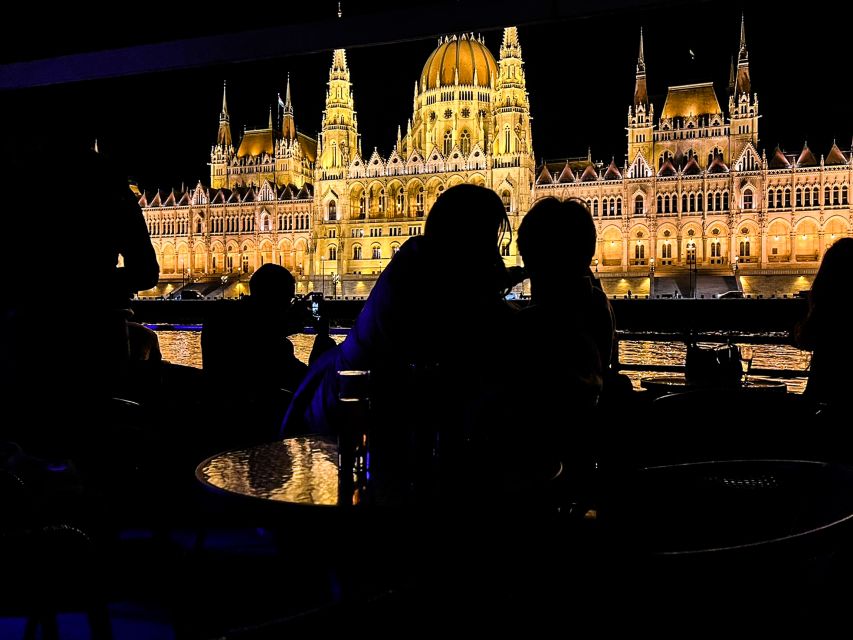 Budapest: City Highlights Sightseeing Cruise - Seating, queues, and the open deck