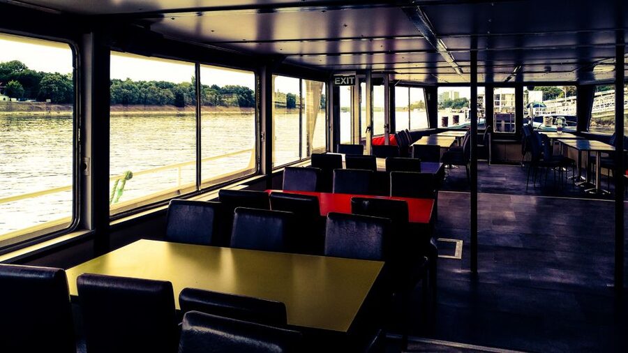Budapest: City Highlights Sightseeing Cruise - The welcome drink and onboard bar