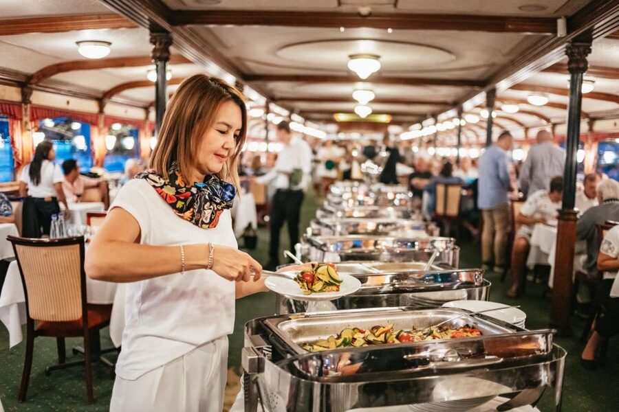 Budapest: Danube River Cruise with Dinner and Prosecco - A Danube evening aboard the Gróf Széchenyi