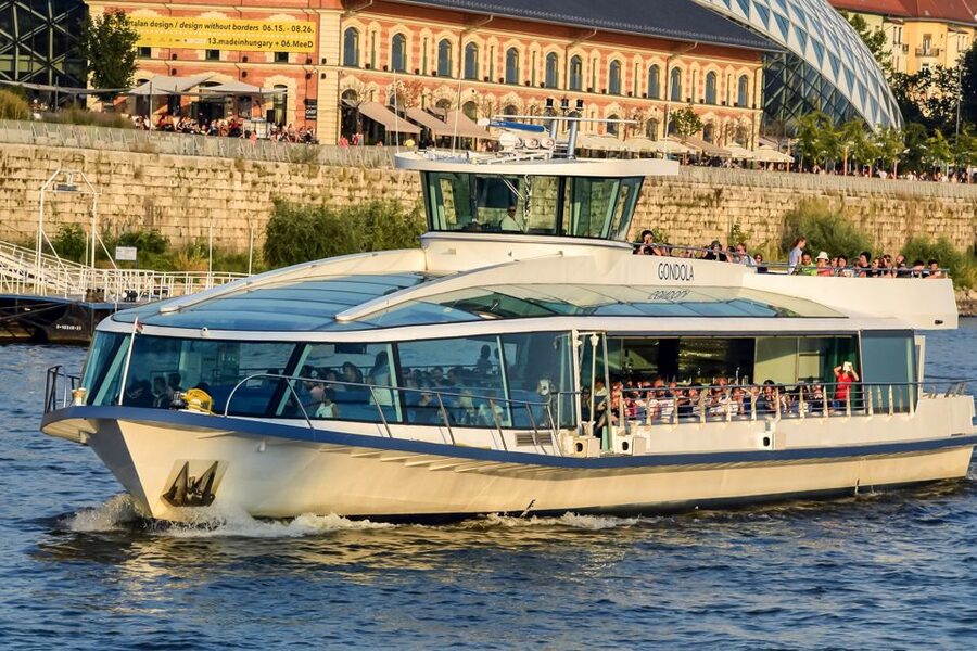 Budapest: Daytime Sightseeing Boat Cruise - The first stretch: bridges, Parliament, and Pest