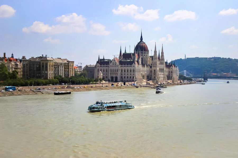 Budapest: Daytime Sightseeing Boat Cruise - Drinks, seating, and the onboard feel