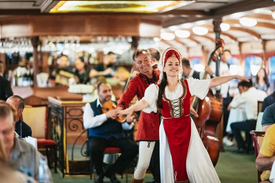 Budapest: Dinner Cruise with Live Music and Folk Dance Show - The folk dance show keeps dinner from feeling static