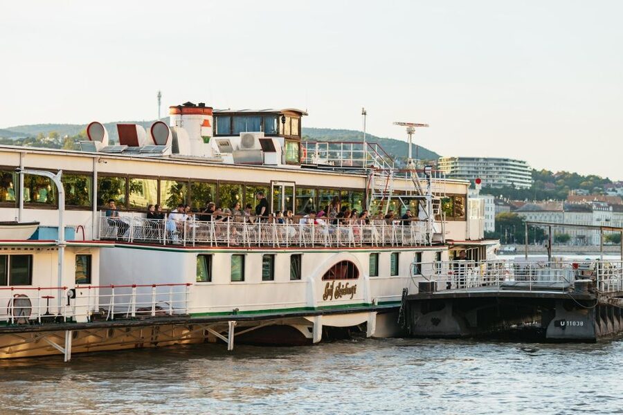 Budapest: Evening Cruise including Drink Options - Passing the Hungarian Parliament Building