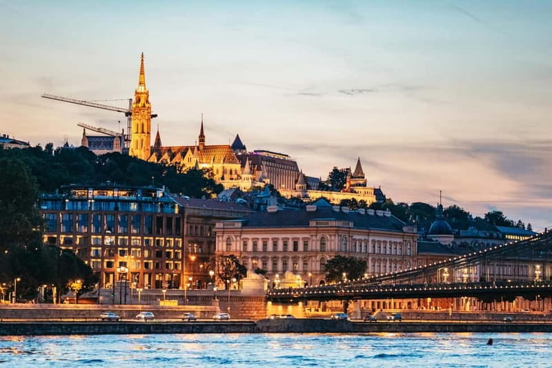 Budapest: Evening Cruise with 4-Course Dinner - Music, singing, and Hungarian dancing