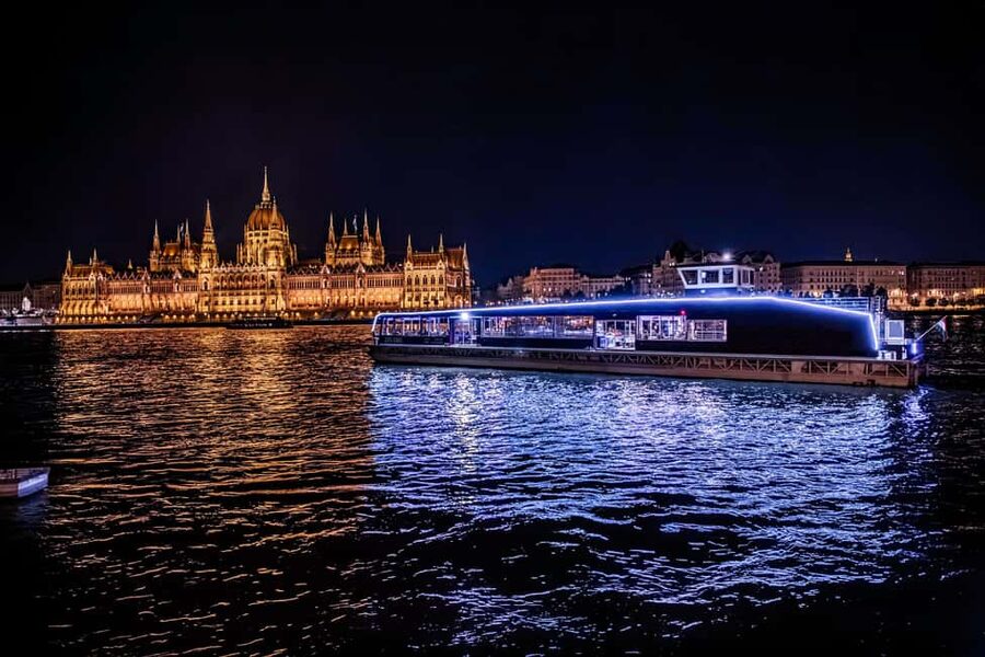 Budapest: Nighttime or Daytime City Sightseeing Cruise - Parliament and the central riverfront