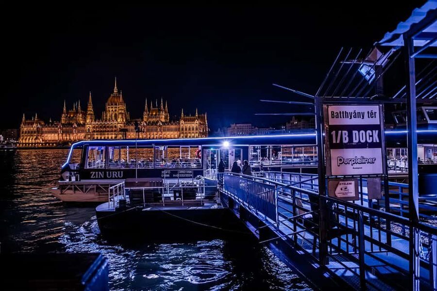 Budapest: Nighttime or Daytime City Sightseeing Cruise - The audio guide and what it adds