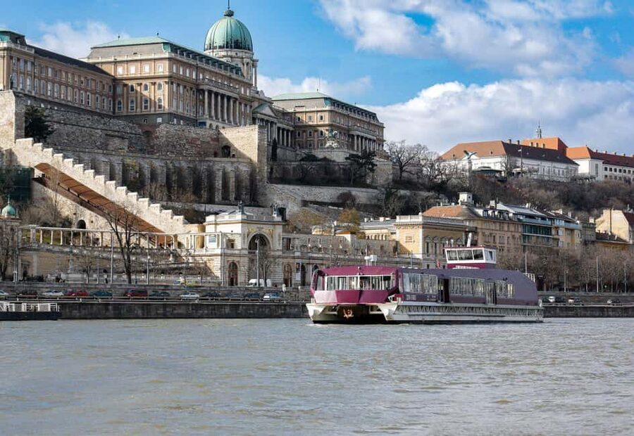 Budapest: Nighttime or Daytime City Sightseeing Cruise - Finding Purpleliner at Batthyány Square