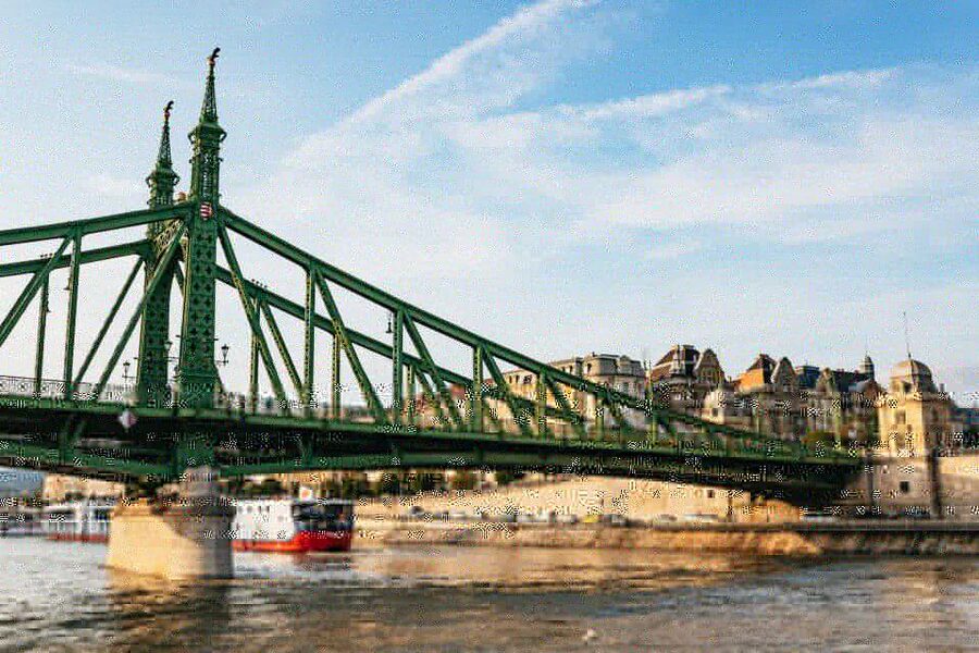 Budapest: Nighttime or Daytime Sightseeing Cruise - Timing, weather, and a few practical cautions
