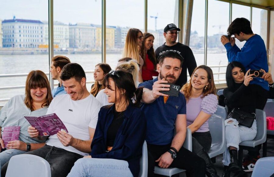 Budapest: Nighttime or Daytime Sightseeing Cruise - Cruising beneath Budapest’s famous bridges
