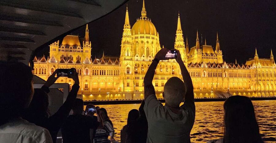 Budapest: Nighttime or Daytime Sightseeing Cruise - Parliament and the Danube Promenade