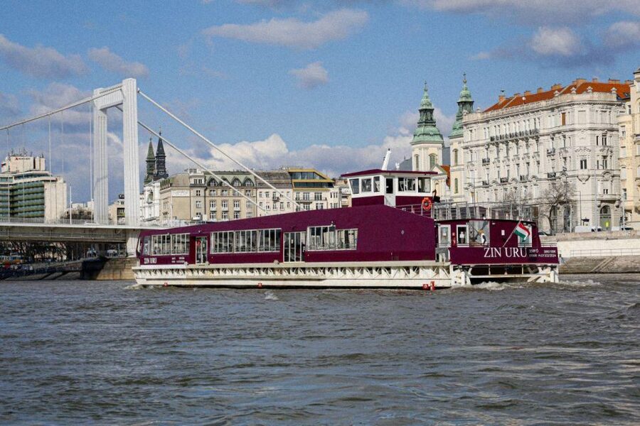 Budapest: Nighttime or Daytime Sightseeing Cruise - Seating, decks, and taking better photographs