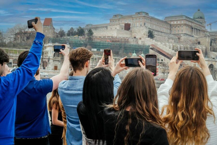Budapest: Nighttime or Daytime Sightseeing Cruise - Drinks, snacks, and the onboard atmosphere