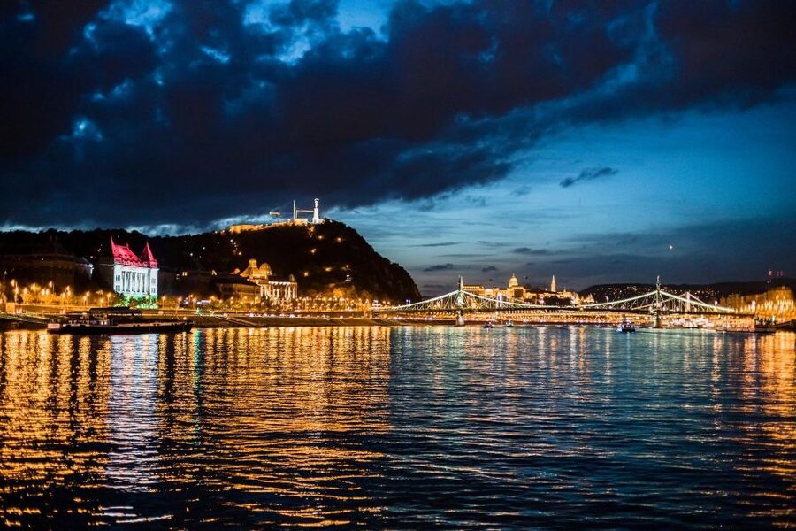 Budapest: Premium Sightseeing Cruise with Tokaj Frizzante - Finding Duna Cruises beside Elizabeth Bridge
