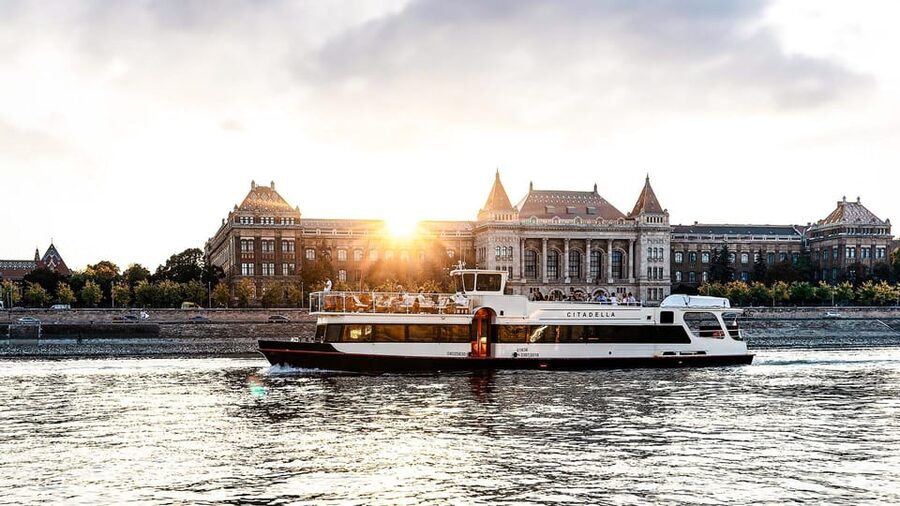 Budapest: Premium Sightseeing Cruise with Tokaj Frizzante - Choosing between the open deck and the heated cabin