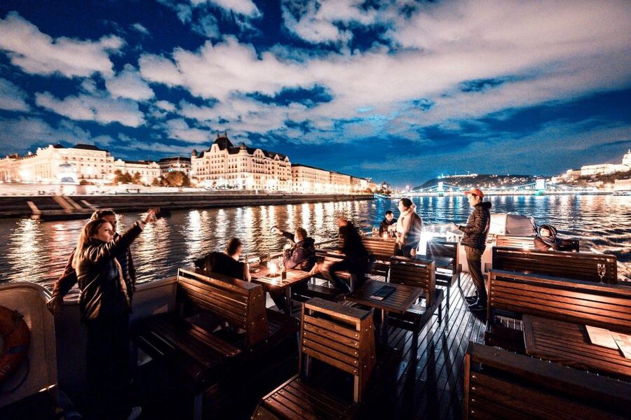 Budapest: Premium Sightseeing Cruise with Tokaj Frizzante - What the audio guide adds, and where it falls short