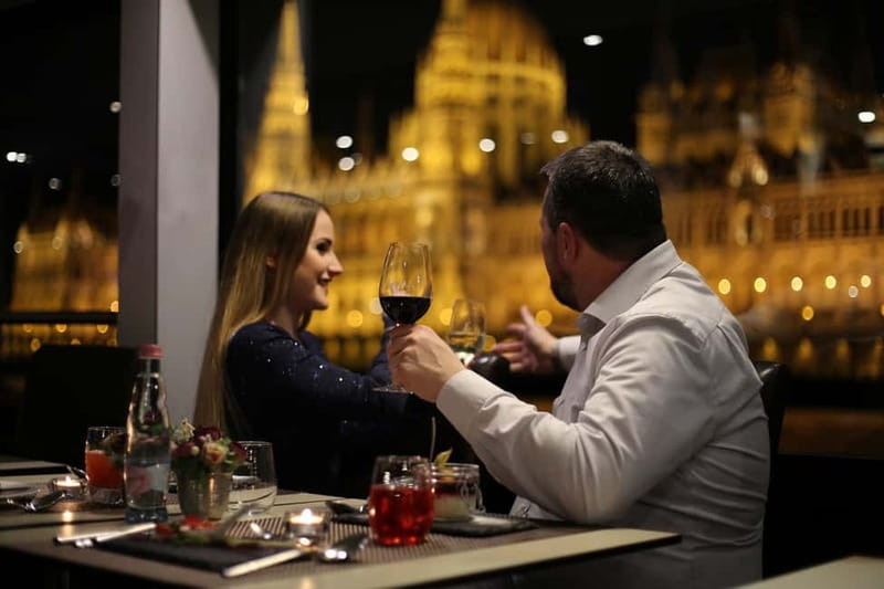 Budapest: Prosecco Dinner Cruise with Live Music - The live show is the heart of the evening