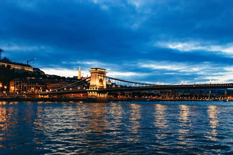 Budapest: Prosecco Dinner Cruise with Live Music - Window seats and photography