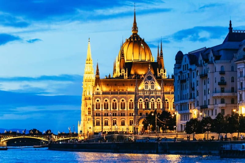 Budapest: Prosecco Dinner Cruise with Live Music - A sunset departure gives you two Budapests