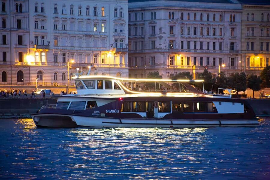 Budapest Sightseeing Cruise with Welcome Drink - Choosing the best seat and deck