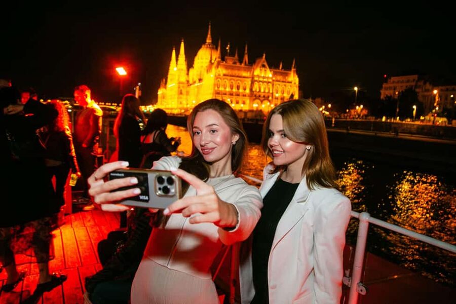 Budapest: Sightseeing River Cruise with Unlimited Cocktails - Quick take: what matters most
