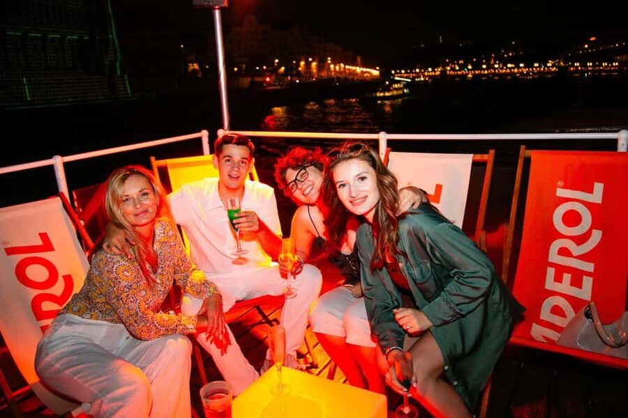 Budapest: Sightseeing River Cruise with Unlimited Cocktails - What this Budapest cruise is really like