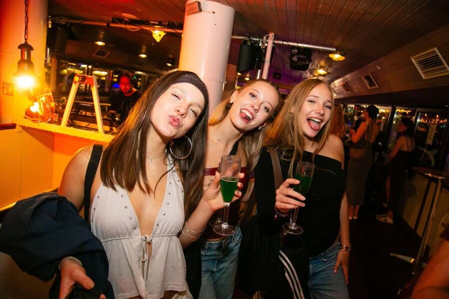 Budapest: Sightseeing River Cruise with Unlimited Cocktails - Unlimited Prosecco, beer, and a set cocktail menu