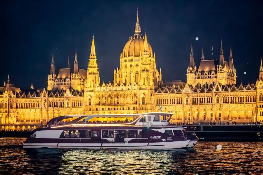 Budapest: Sightseeing Tour by Boat - Buda Castle and the Danube Promenade