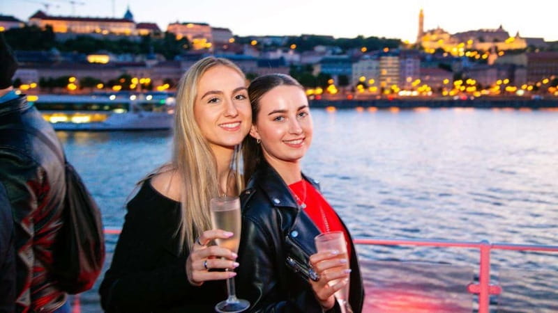 Budapest: Sip and Sail River Cruise with Unlimited Prosecco - Bridges, hills, and Budapest’s southern panorama
