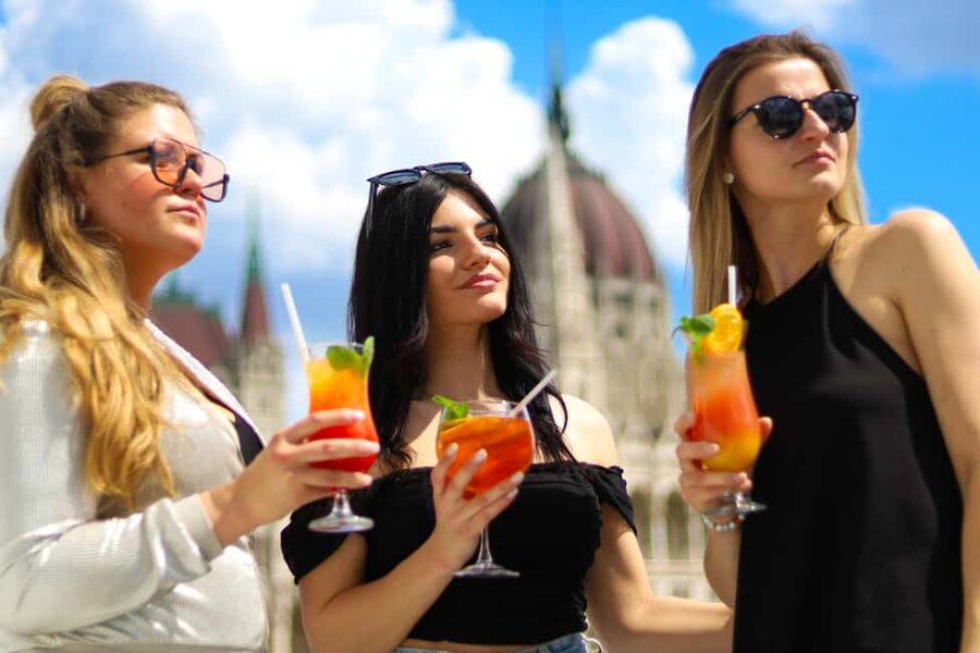 Budapest: Sunset Cocktail Cruise - Gellert Hill and the southern river view