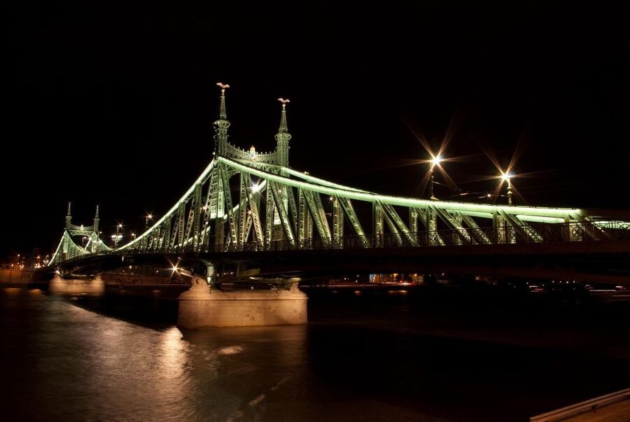 Budapest: Unlimited Prosecco and Wine Sightseeing Cruise - Key points at a glance