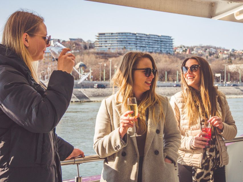 Budapest: Unlimited Prosecco and Wine Sightseeing Cruise - Chain Bridge and the city center