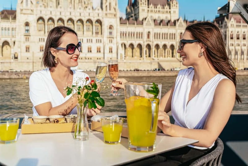 Budapest: Unlimited Prosecco, Beer and Aperol Spritz Cruise - The first drink and the free-flowing bar service