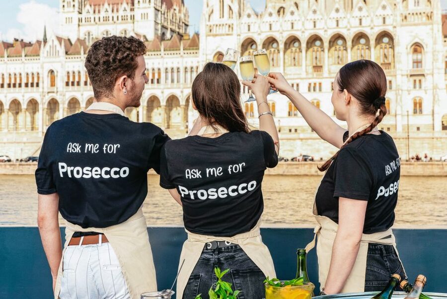 Budapest: Unlimited Prosecco, Beer and Aperol Spritz Cruise - The sightseeing route and the views to watch for