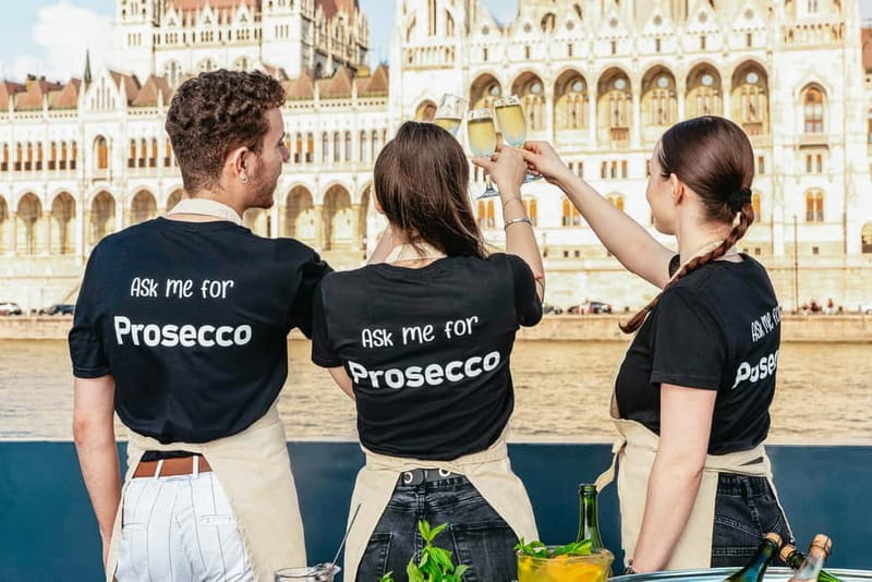 Budapest: Unlimited Prosecco, Beer and Aperol Spritz Cruise - Checking in and choosing your place on the boat