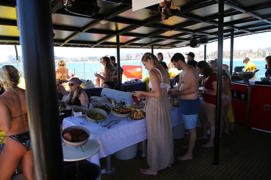 Cambrils: Catamaran Cruise with Drinks and BBQ Lunch Option - Making the most of your Balinese bed