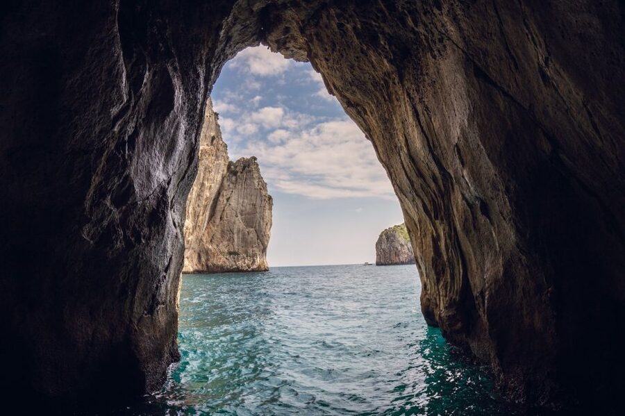 Capri: 2-Hour Boat Tour with Happy Hour - Snacks, music, and the happy-hour finish