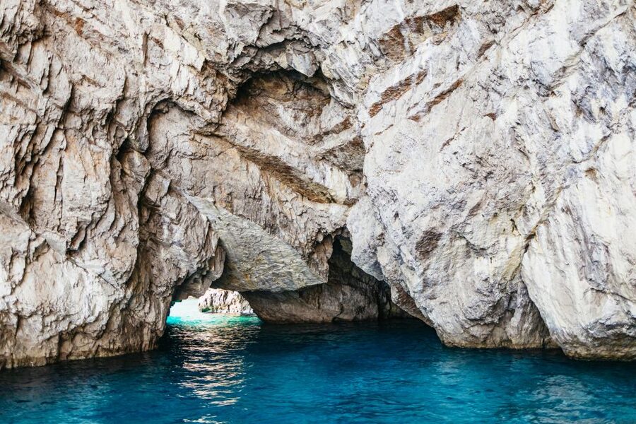 Capri: Island Boat Trip with Grottos - What really happens with the Blue Grotto