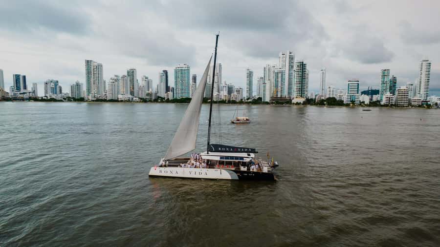 Cartagena de Indias: 2-Hour Sunset Cruise - From Manga to Bocagrande, the city opens up