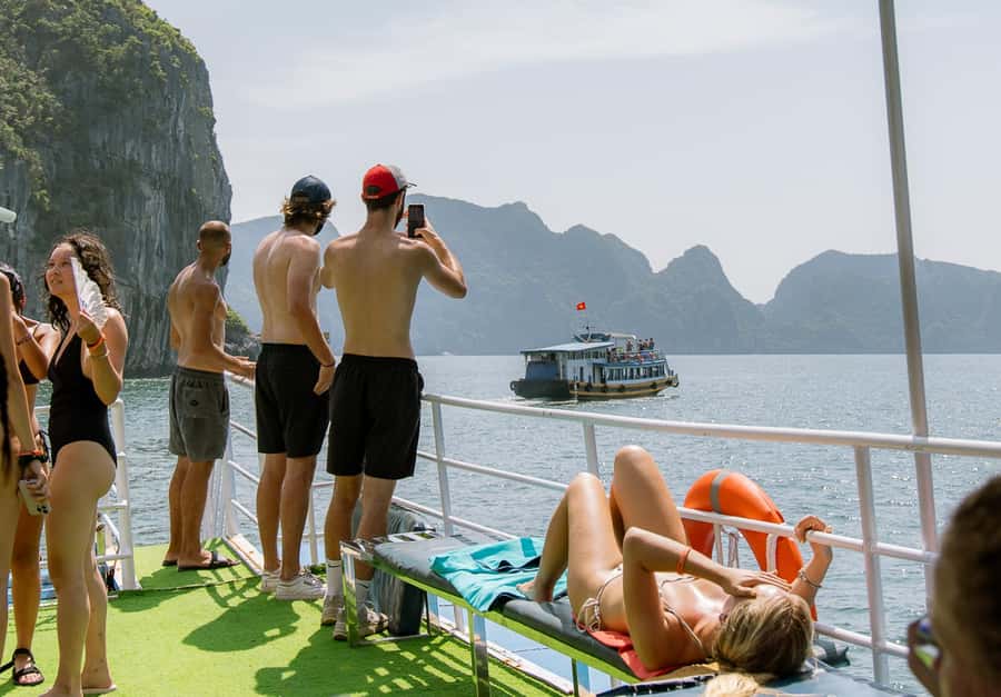 Cat Ba: Lan Ha & Ha Long Bay Kayak & Snorkel Boat Tour - Lunch on board, with plenty of food