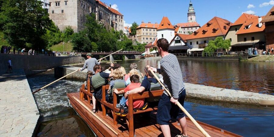 Český Krumlov: Wooden Raft River Cruise - The guides make or break the experience