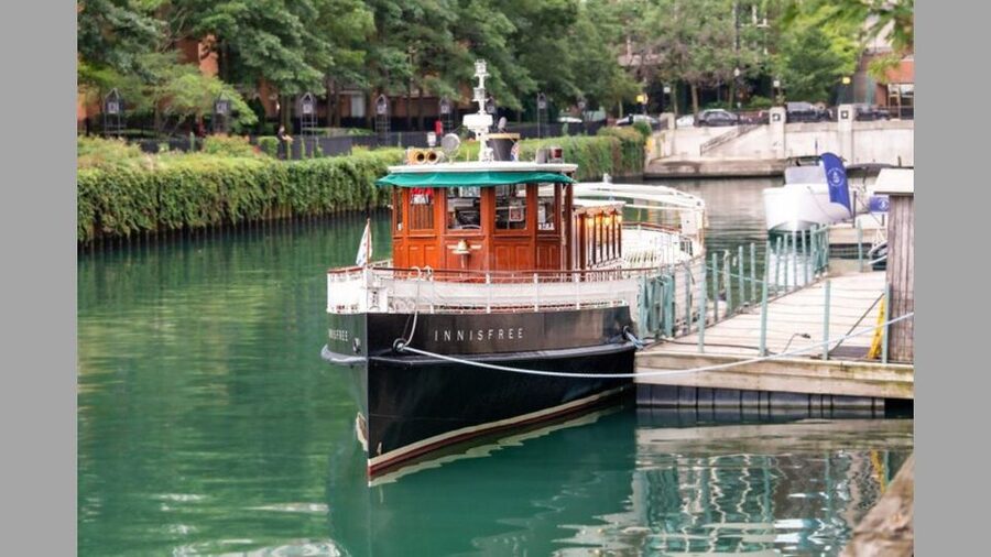 Chicago: Architecture Boat Tour with Drinks - The Wrigley Building and Tribune Tower
