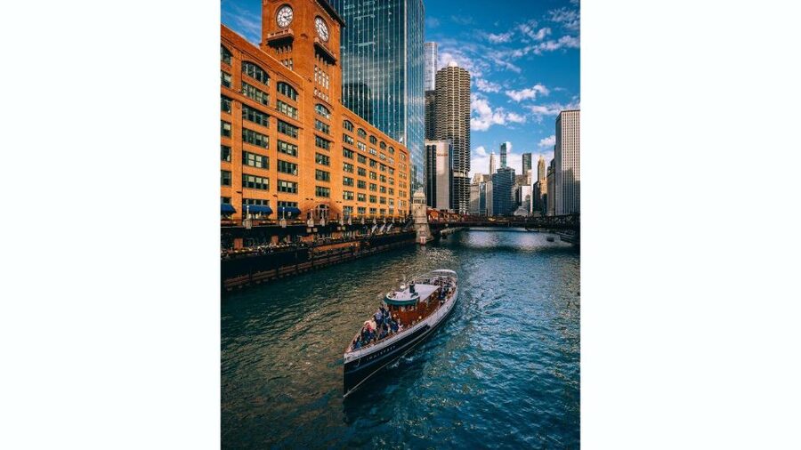Chicago: Architecture Boat Tour with Drinks - Why the guide matters so much