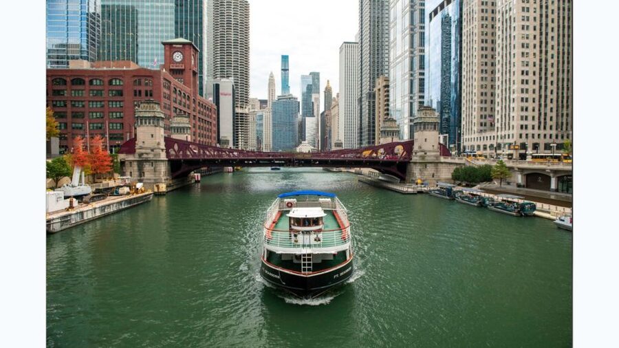 Chicago: Architecture Boat Tour with Drinks - A calm start on Chicago’s Main Branch