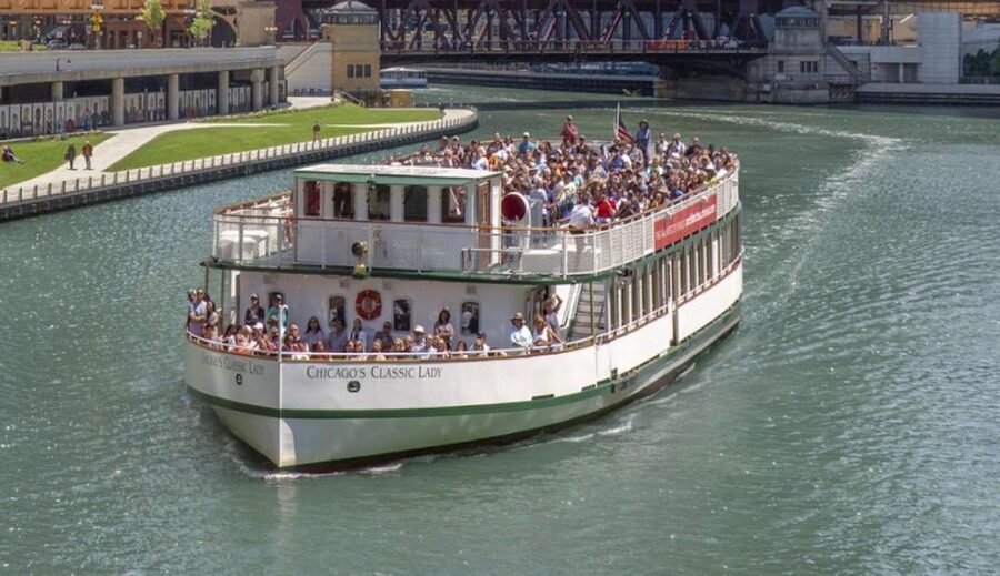 Chicago: Architecture Center Cruise on Chicago's First Lady - Who will enjoy this most?