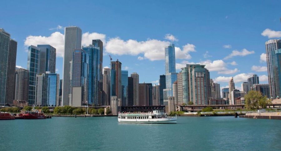 Chicago: Architecture Center Cruise on Chicago's First Lady - Following all three branches of the Chicago River