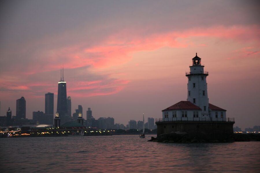 Chicago by Night River and Lake Cruise - A 90-minute route with more variety than expected